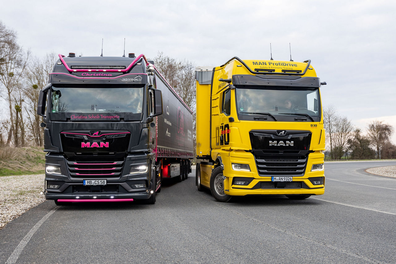 Zwei MAN TGX: der schwarze linke Truck mit herkömmlichen Spiegeln und der rechte gelbe Truck mit dem digitalen Spiegelersatzsystem MAN OptiView